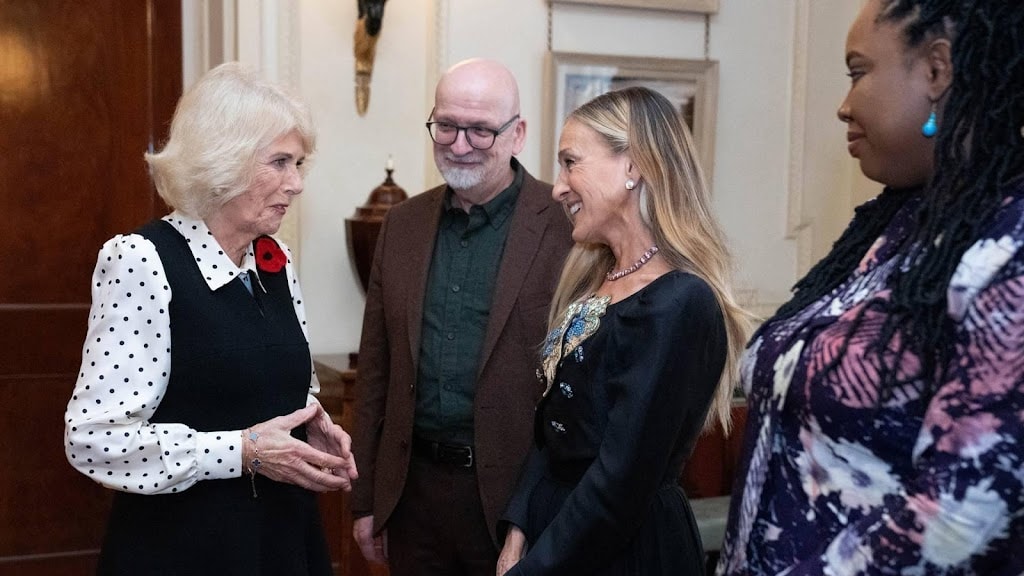 Koningin Camilla ontmoet Sarah Jessica Parker voor literaire prijs