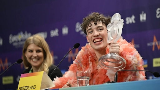 Nemo stuurt songfestivalbokaal terug vanwege Israël: 'Hoort niet langer op mijn plank thuis'