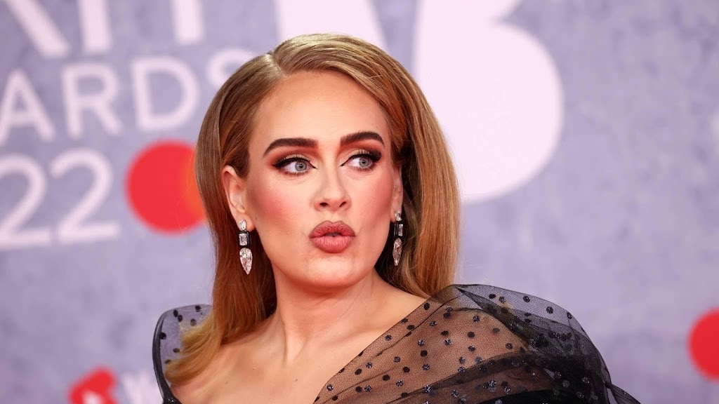 Adele neemt het ervan in Londense gaybar