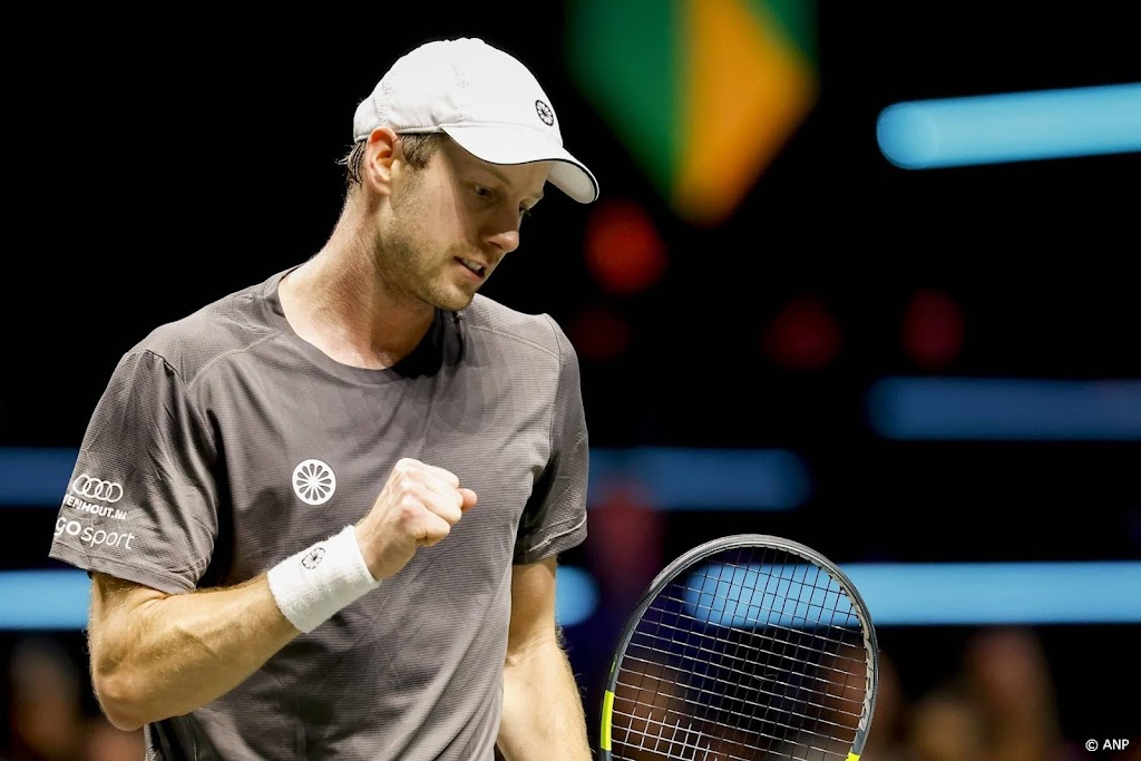 Van de Zandschulp ten koste van Tsitsipas naar kwartfinale Ahoy