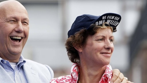 Tientallen 'rakkers' bieden petje voor Ome Willem aan