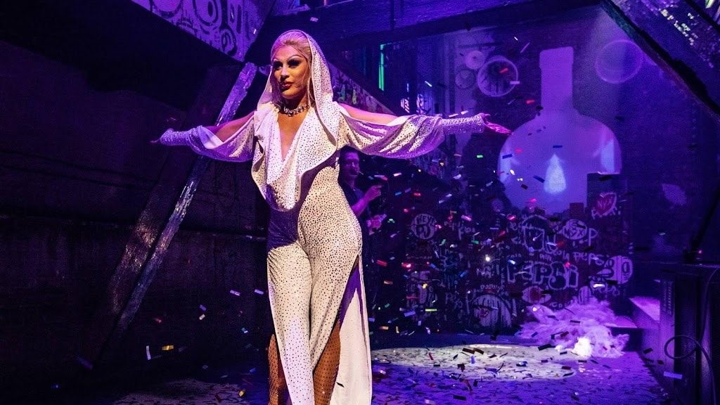 Dragqueen Envy Peru weer te gast bij show Fred van Leer