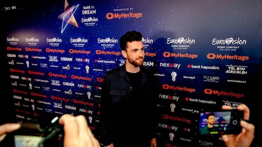 Duncan over oranje loper tijdens start Eurovisiesongfestival