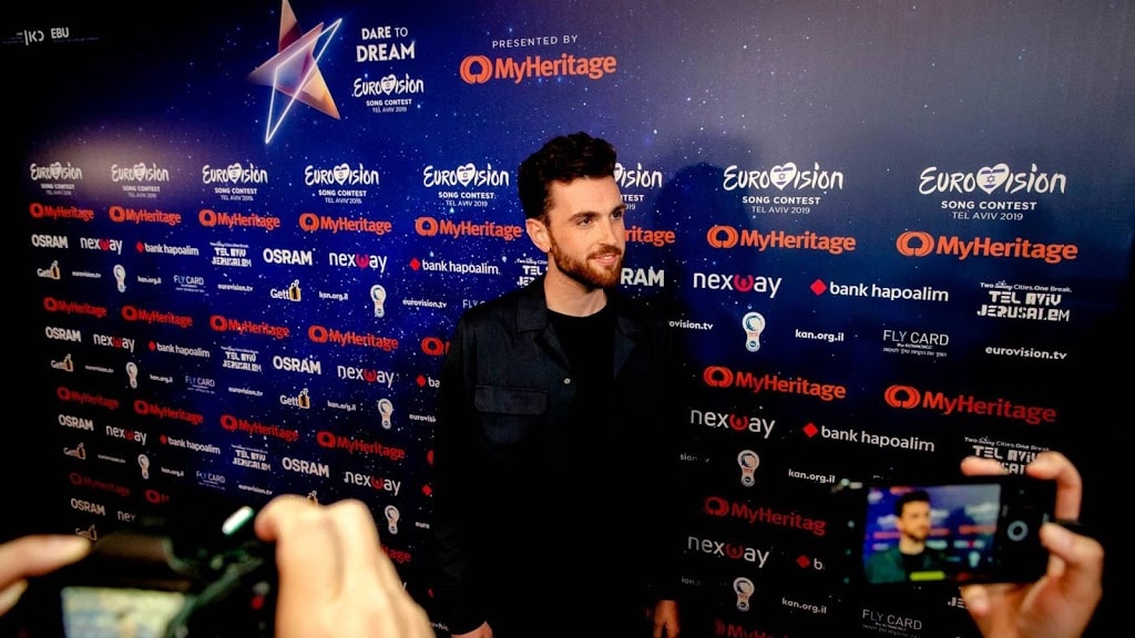 Duncan over oranje loper tijdens start Eurovisiesongfestival