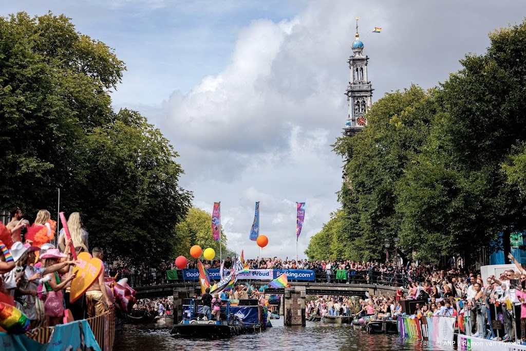 Boekenboot vaart mee tijdens World Pride in Amsterdam