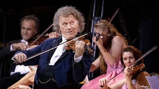André Rieu geëerd met velletje eigen postzegels