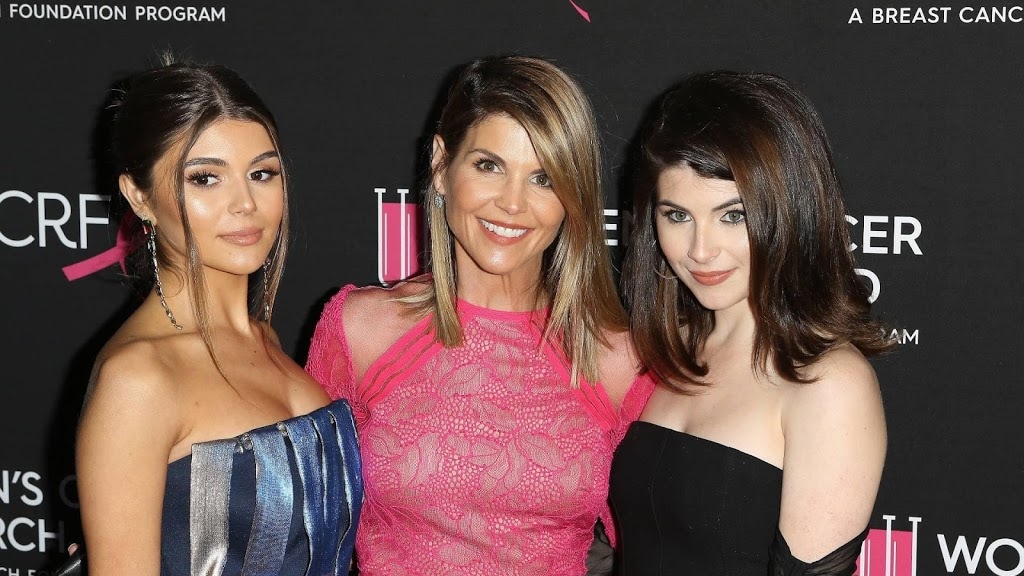 Dochter Lori Loughlin steekt middelvingers op naar media