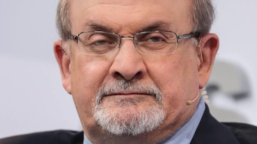 Neergestoken Salman Rushdie per helikopter afgevoerd