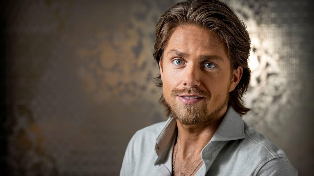 Smak: bandlid André Hazes gooit taart in zijn gezicht