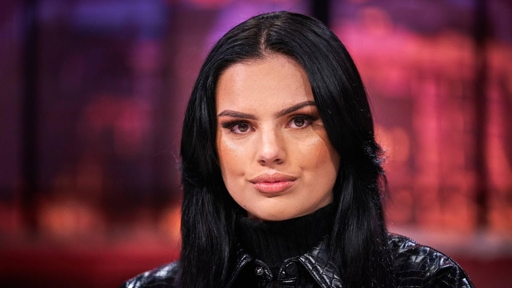 Famke Louise gooit roer drastisch om en gaat drie boeken lezen