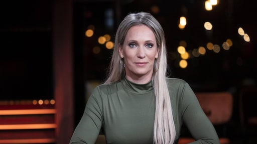 Hélène Hendriks gaat De Oranjezomer staand presenteren vanwege pijn