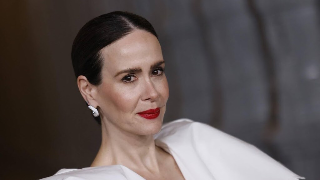 Sarah Paulson in tranen voor het huis van Diane Keaton