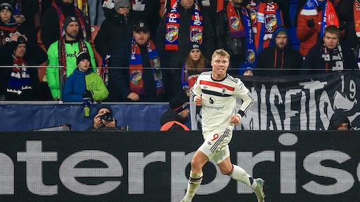 Spits Højlund helpt United aan zege na blunder van keeper Onana