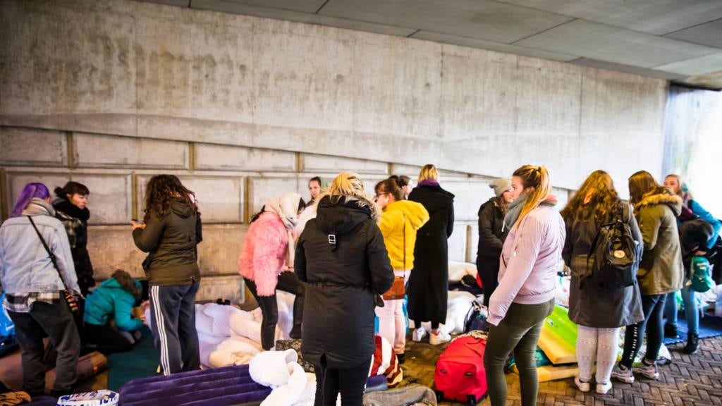 Fans Harry Styles mogen niet buiten slapen