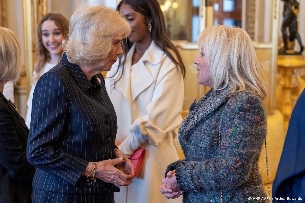Koningin Camilla heft glas op Elaine Paige na oeuvreprijs