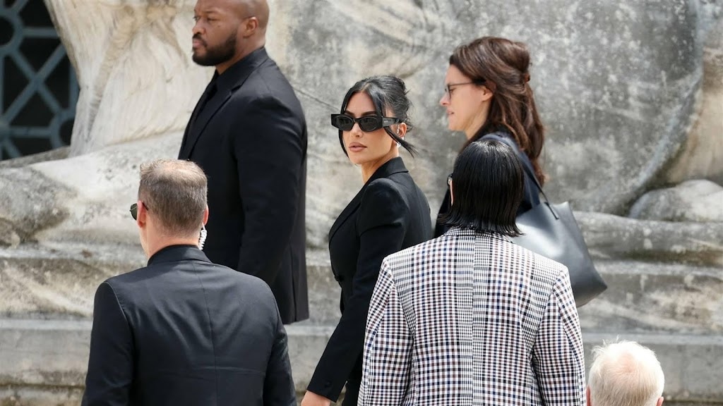 Kim Kardashian aangekomen bij rechtbank in Parijs voor getuigenis