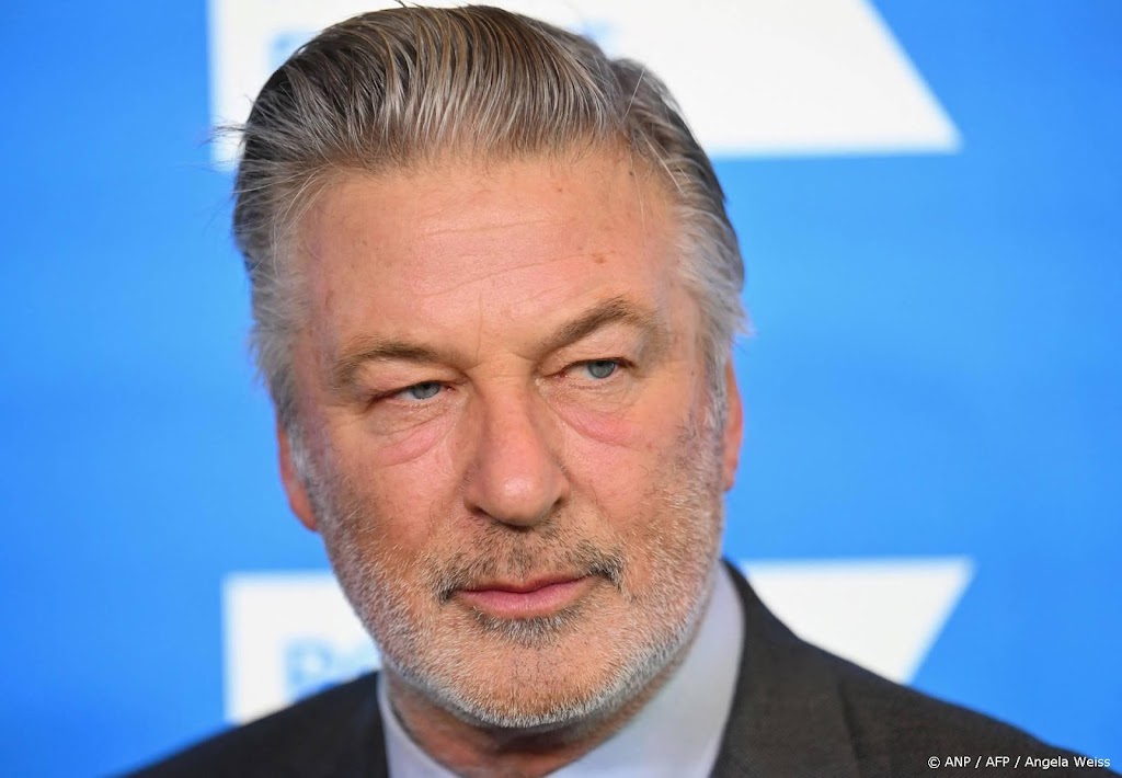 Alec Baldwin naast Oscar Isaac in Netflix-serie The Roman