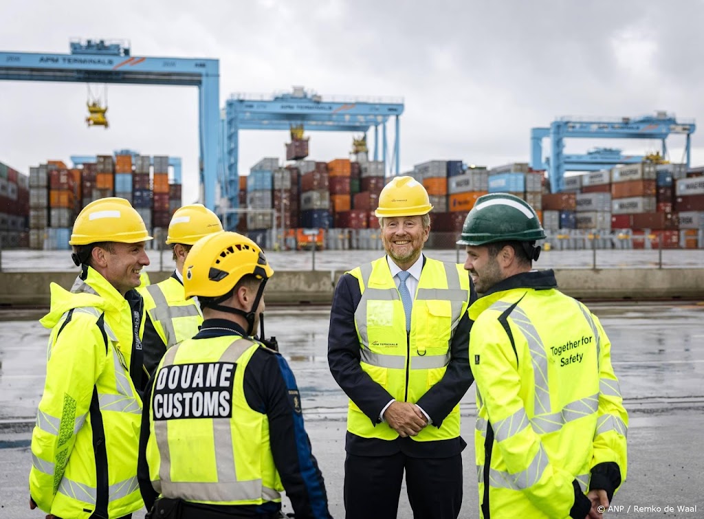 Koning spreekt met douane over uithalers in Rotterdamse haven