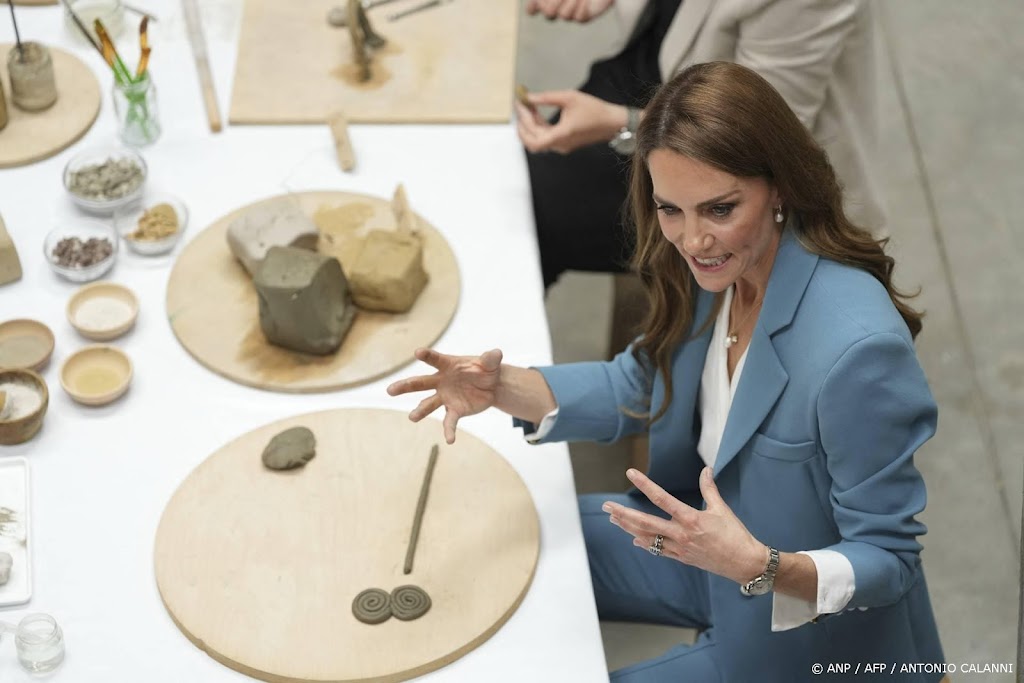 Prinses Catherine doet mee aan kleiworkshop in Reggio Emilia
