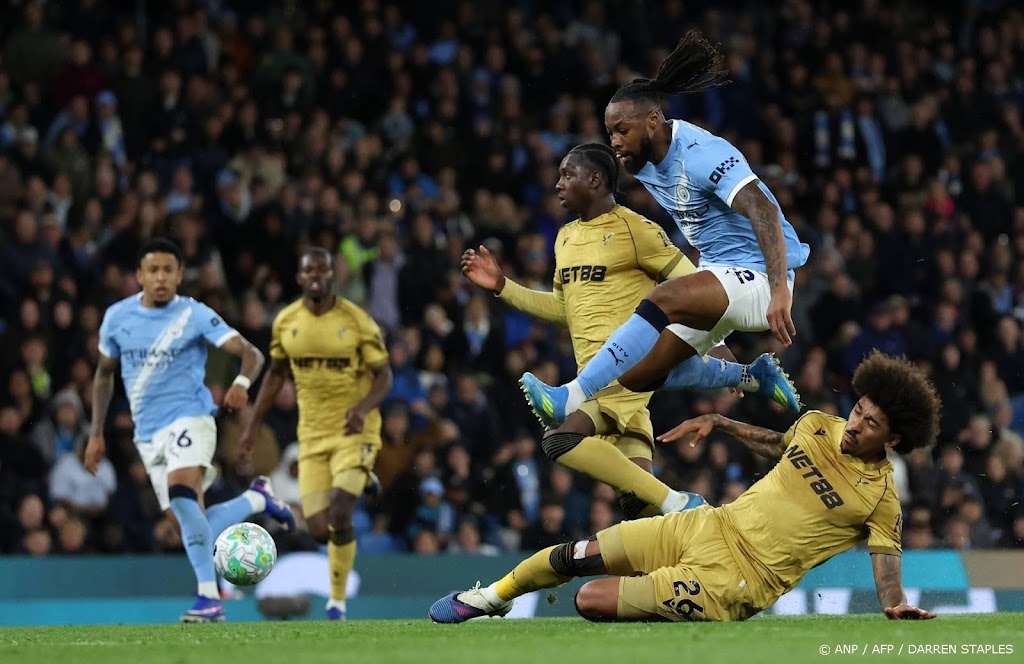 Manchester City blijft na zege in het spoor van Arsenal