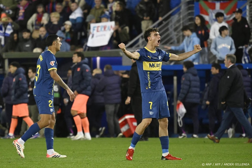 Deportivo Alavés wint van kampioen FC Barcelona