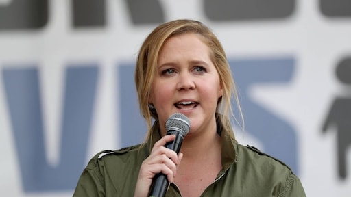 Amy Schumer laat kritiek over ziekenhuisonderbroek achter zich