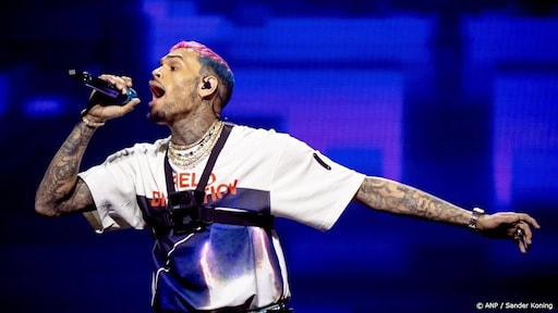 Chris Brown boos om falen techniek na bungelen boven het podium