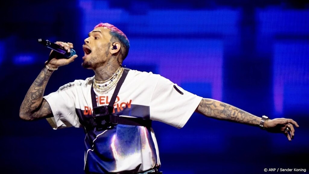 Chris Brown boos om falen techniek na bungelen boven het podium