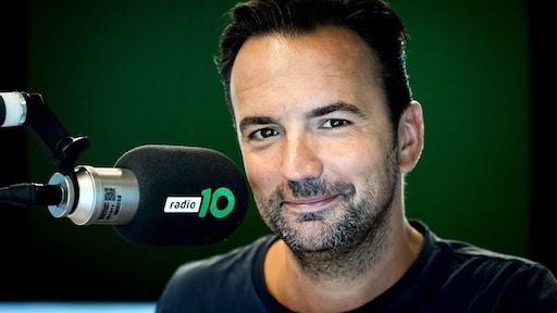 Gerard Ekdom neemt geëmotioneerd afscheid van Radio 10