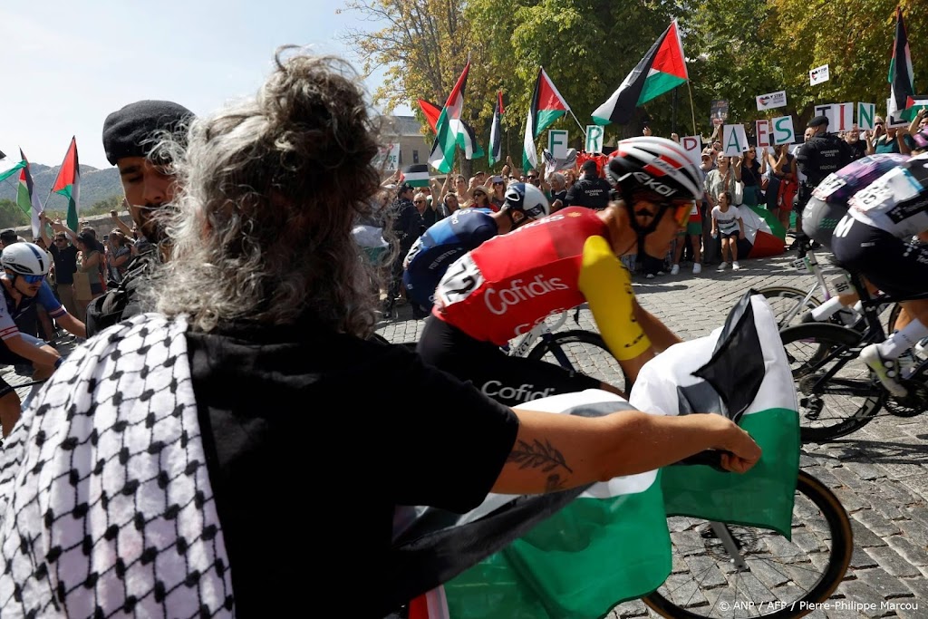 Pro-palestinski protestniki poskušali fizično ovirati kolesarje na Vuelti