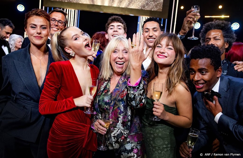 Makers Oogappels ontvangen eretitel voor boekenbijdrage: 'Zeer erkentelijk'