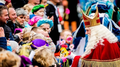 Rechter buigt zich over intocht Sinterklaas