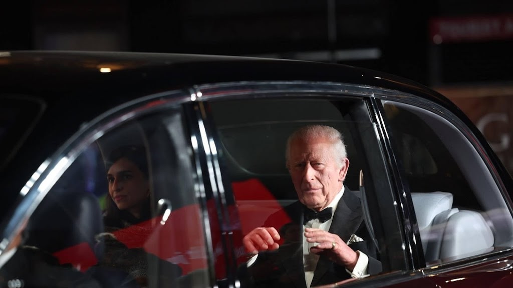 Koning Charles verschijnt zonder koningin Camilla bij première Gladiator 2