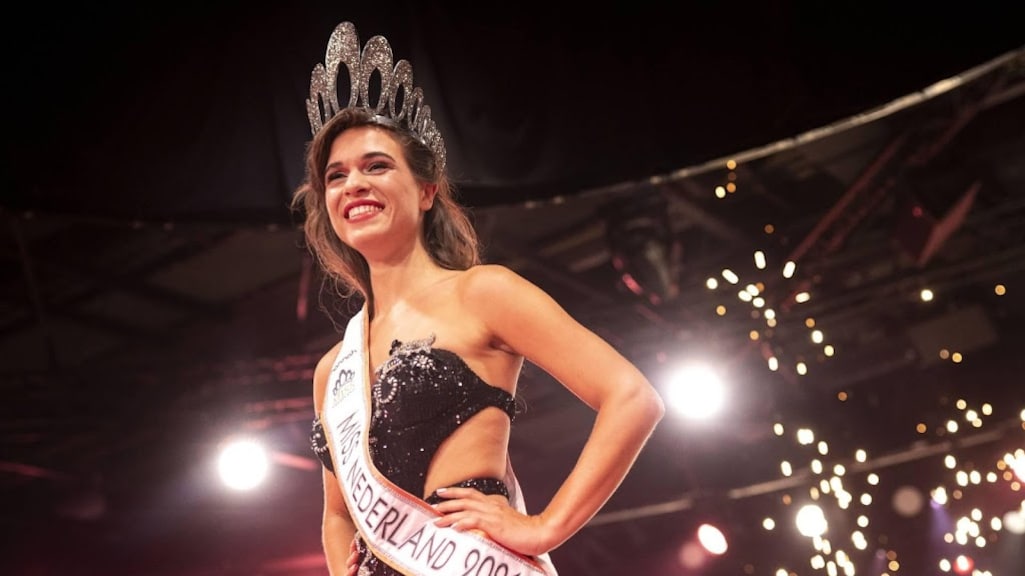 Miss Nederland Julia vertrekt met opgeheven hoofd uit Israël