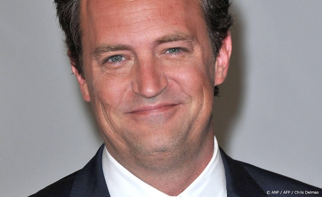 Friends-cast brengt eerbetoon aan Matthew Perry