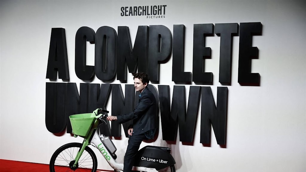 Timothée Chalamet komt op de fiets naar rode loper A Complete Unknown