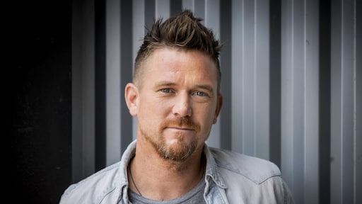 SBS6 vergeet 'Johnny de Mol' uit logo HLF8 te halen
