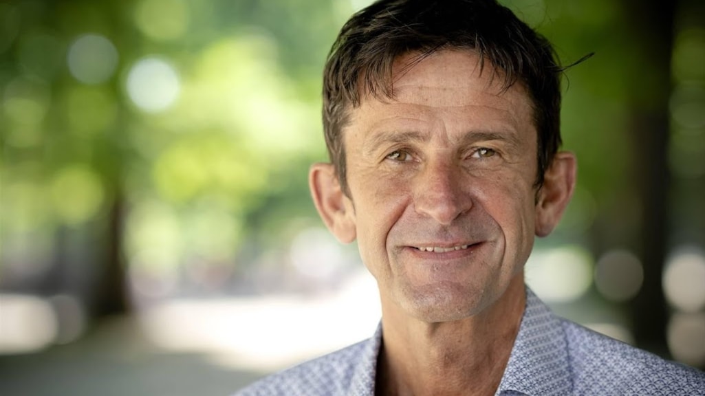 Kijkers gieren om voice-over Cornald Maas bij opening Songfestival: 'Klinkt alsof hij op Mars zit'