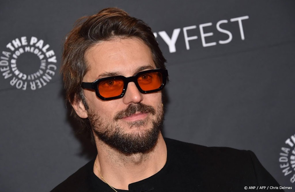 Lucas Bravo vloog ooit zeven uur om geliefde tien minuten te zien