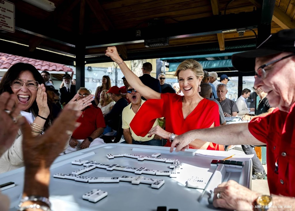 Koningspaar speelt potje domino in Little Havana
