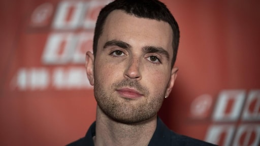 Duncan Laurence reageert emotioneel op coronabesmetting