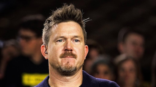 Johnny de Mol krijgt in De Oranjezomer bijzonder afscheidscadeau na kritische column Angela de Jong