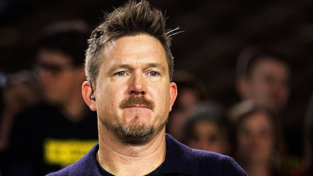 Johnny de Mol krijgt in De Oranjezomer bijzonder afscheidscadeau na kritische column Angela de Jong