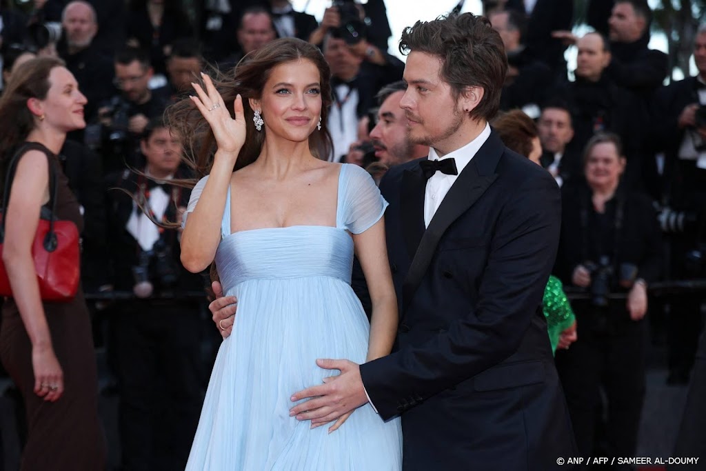 Barbara Palvin en Dylan Sprouse verwachten eerste kind