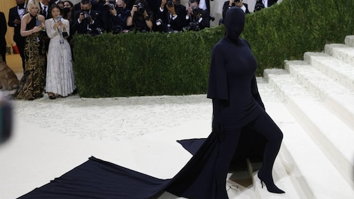 Kim Kardashian verbaast vriend en vijand bij Met Gala