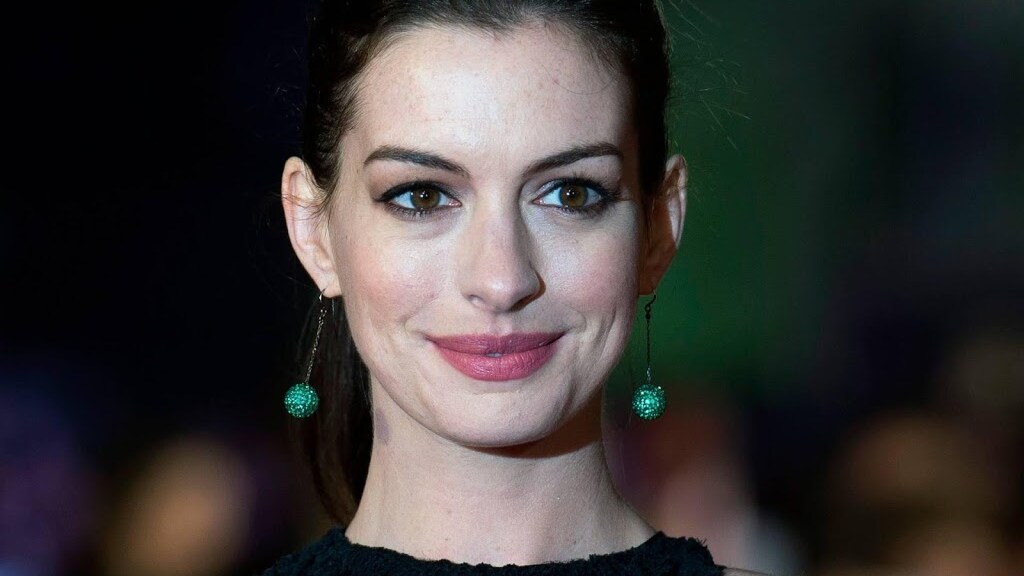 Surprise! Anne Hathaway verrast met babyshower