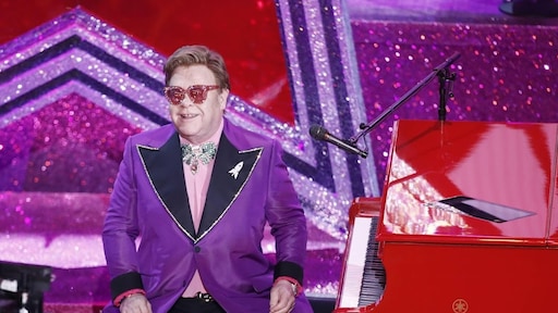Elton John gaat na heupoperatie langzaam weer aan het werk