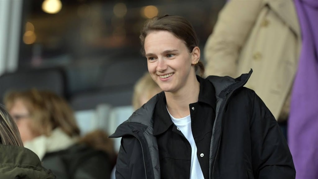 Vivianne Miedema in pyjama op bezoek basisschool voor War Child