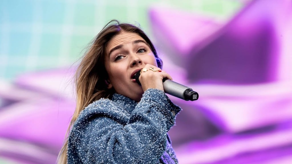 Roxy Dekker draagt nieuwe EP op aan vriendinnen