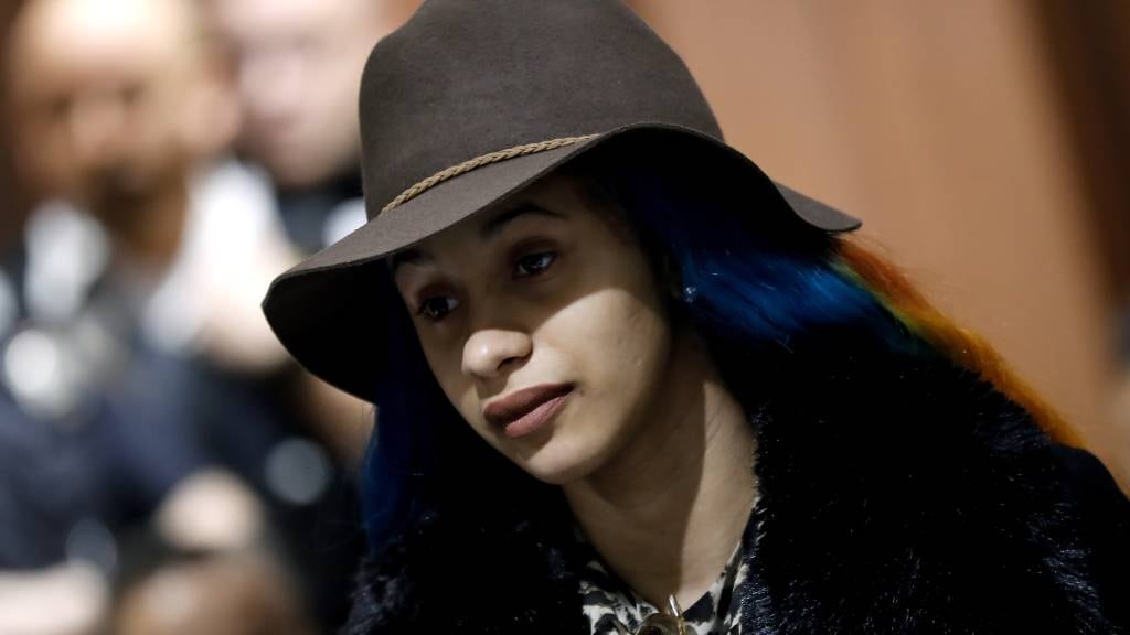 James Corden geeft Cardi B rijles